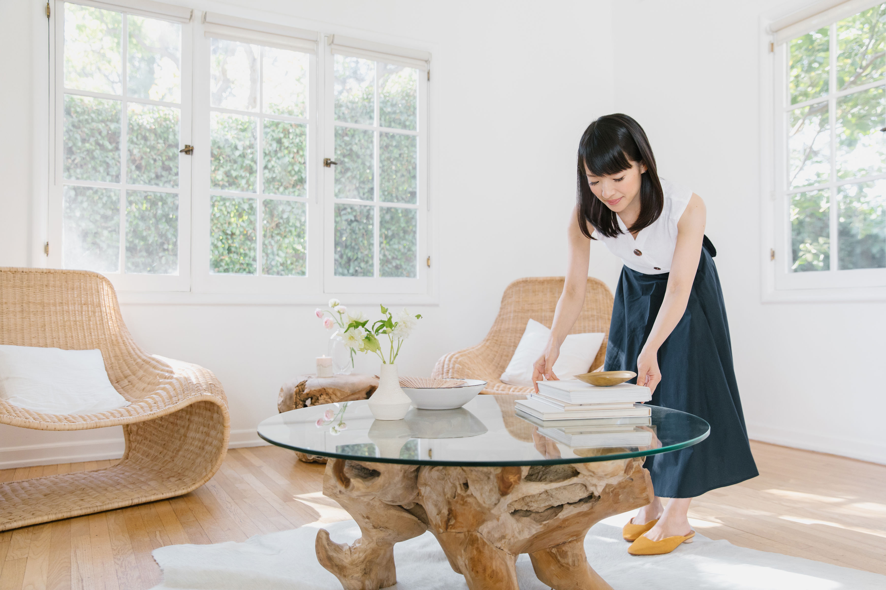 Marie Kondo tidying coffee table